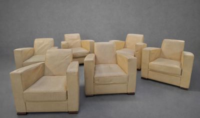 six chaises disposées en cercle sur un fond gris