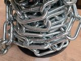 un tas de chaînes et un téléphone portable posés sur une table