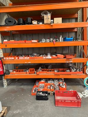 Il y a de nombreux types d'outils différents dans ce garage.