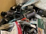 un tas d'appareils électroniques dans une boîte posée par terre