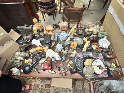 une table sur laquelle se trouvent de nombreux objets différents