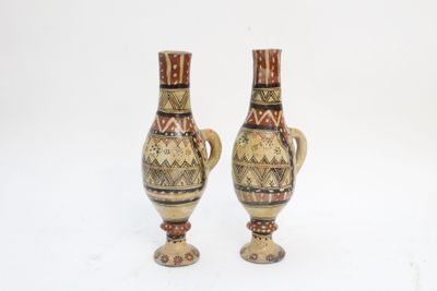 deux vases posés l'un à côté de l'autre sur une table