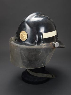 une image représentant un casque surmonté d'une visière