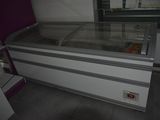 une photo d'un réfrigérateur dans un magasin