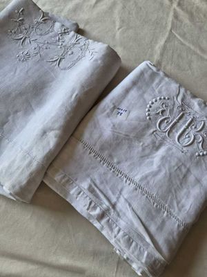 deux serviettes posées l'une à côté de l'autre sur un lit