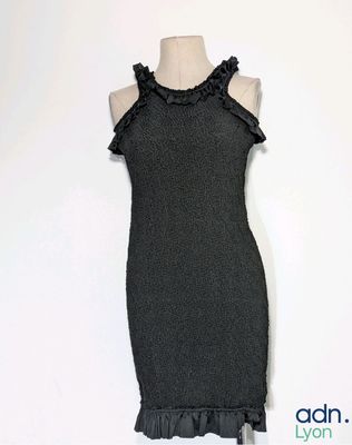 une robe noire à volants sur un mannequin