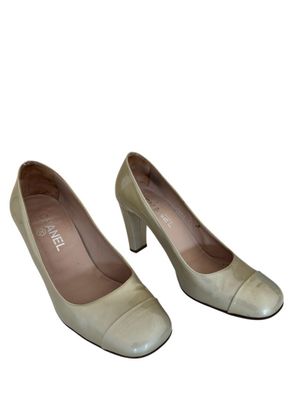 une paire de chaussures pour femme sur fond blanc