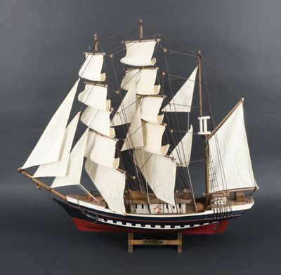une maquette de voilier exposée sur une table