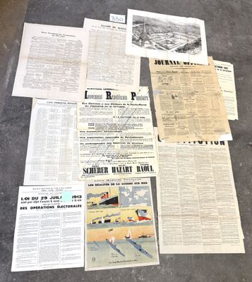 beaucoup de vieux journaux posés les uns à côté des autres sur le sol