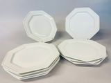 quatre assiettes blanches empilées les unes sur les autres sur une table
