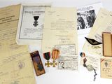 quelques papiers et médailles sont posés sur une table