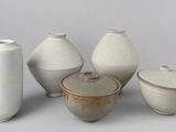 cinq types de vases différents posés sur une table