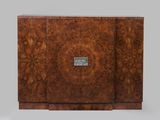 une armoire de style Art déco dotée d'une plaque métallique sur la façade