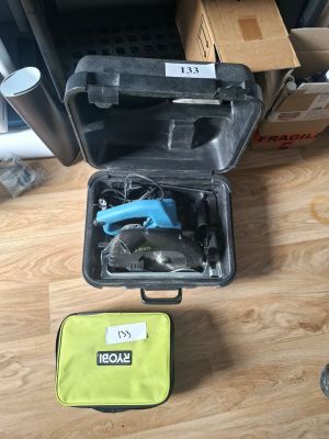 une valise contenant des outils, posée par terre