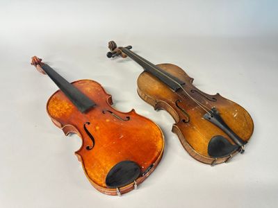 une paire de violons anciens sur fond blanc