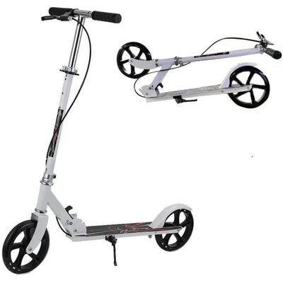 une trottinette équipée de roues et d'un guidon