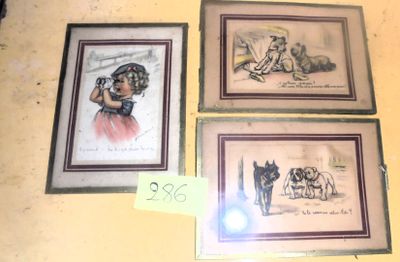 trois photos encadrées représentant une femme et deux chiens, posées sur une table