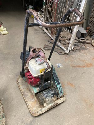 une petite machine posée sur une palette