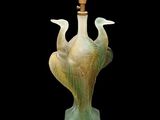 une lampe en verre sur laquelle sont représentés deux oiseaux