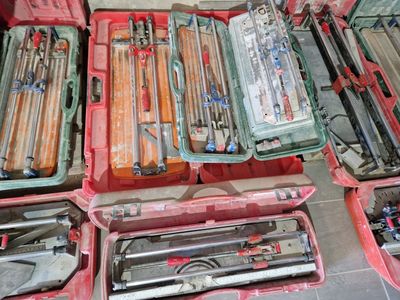 de nombreux types d'outils différents dans la mallette