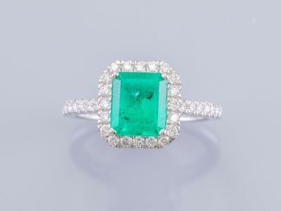 une bague en émeraude et diamant
