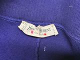 un gros plan d'une chemise bleue avec une étiquette dessus