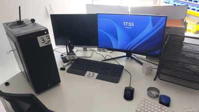un bureau d'informatique équipé de deux écrans, d'un clavier, d'une souris et d'un écran