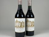 deux bouteilles de vin posées l'une à côté de l'autre sur une table