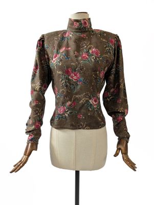 une photo représentant le torse d'un mannequin vêtu d'une chemise à motifs floraux