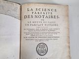 un livre ouvert sur une table blanche avec une photo en noir et blanc