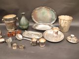 beaucoup d'objets en argent posés sur une table