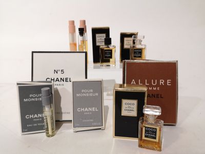 Flacons et coffrets de parfum Chanel posés sur une table, sur fond blanc