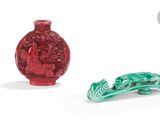 deux petits vases posés l'un à côté de l'autre