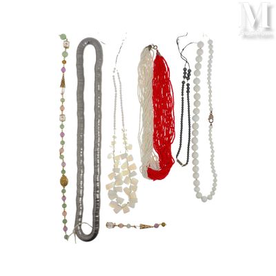 de nombreux colliers et bracelets variés sur fond blanc