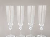 quatre verres à vin vides alignés sur une table