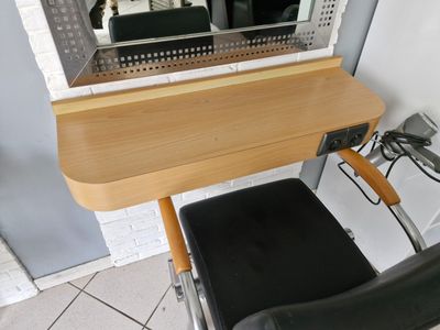 Cinq tablettes en mélaminé clair, électrifiées, murales