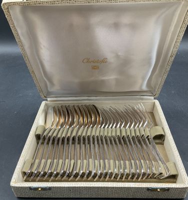 couverts plaqués argent dans un coffret muni de poignées