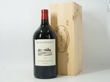 une bouteille de vin posée à côté d'une caisse en bois