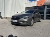 une voiture grise garée devant un bâtiment dans un parking