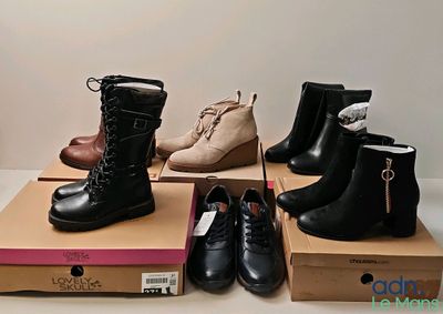 plusieurs paires de chaussures pour femmes posées sur des cartons, sur une table
