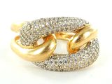 une image d'une bague en or et diamants sur fond blanc