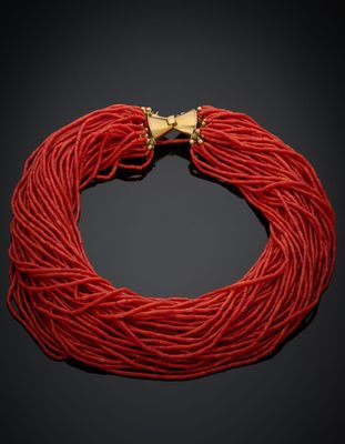 un gros plan d'un collier rouge sur fond noir