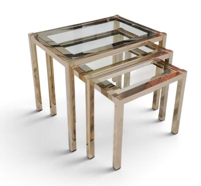 trois tables avec un plateau en verre et des pieds en métal