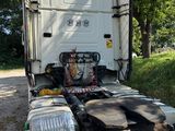 un camion garé sur le côté de la route