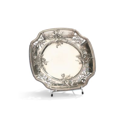 un plat ancien en argent orné d'un motif floral