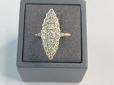 une image d'une bague en diamant dans une boîte