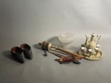 un grand nombre d'objets posés sur une table