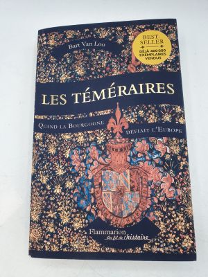un livre avec l'image d'un blason
