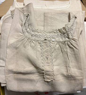 un sac blanc orné d'une dentelle, posé sur une table