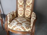une chaise et une autre chaise placées l'une à côté de l'autre